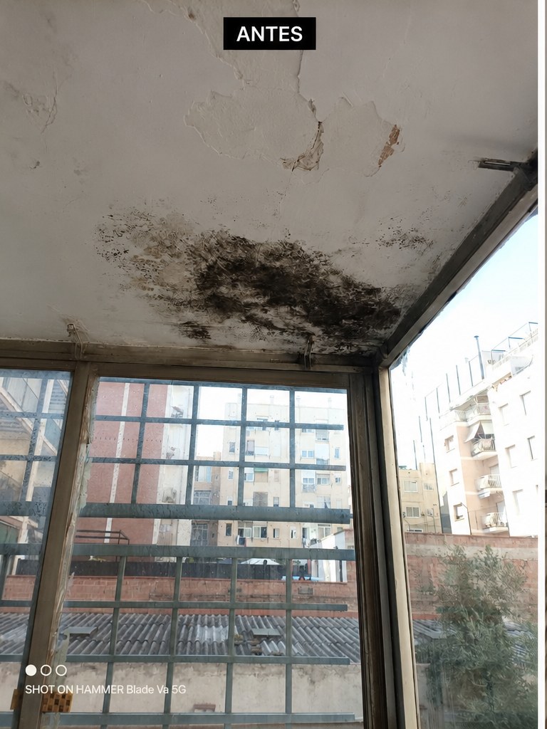 Eliminación de condensación en vivienda de Badalona — antes