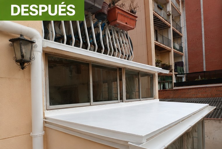 Filtración en voladizo de balcón en Badalona — después