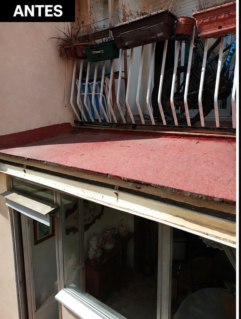 Filtración en voladizo de balcón en Badalona — antes